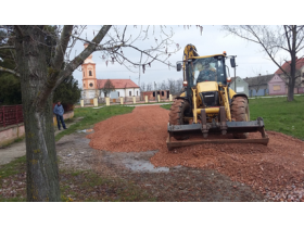 Uređen prostor ispred škole u Karlovčiću